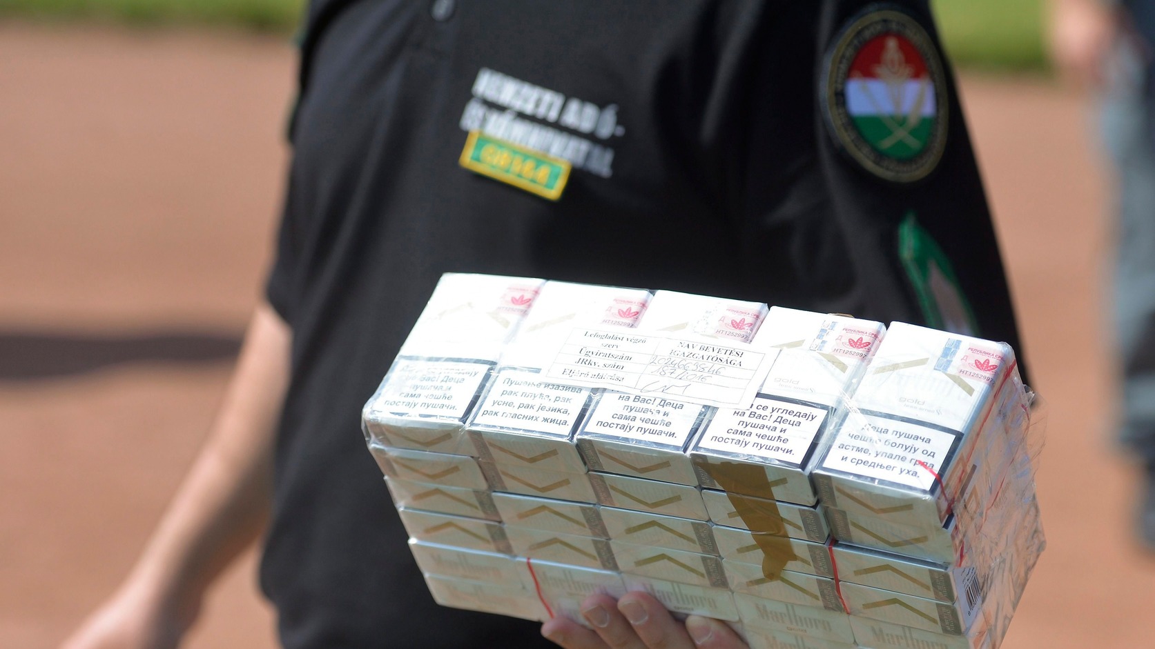 NAV: csempészcigarettát, kokaint és tiltott potencianövelőket találtak egy budapesti bűnbandánál