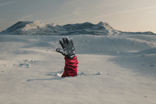 Öt óra után élve ástak ki egy embert a hó alól Ausztriában