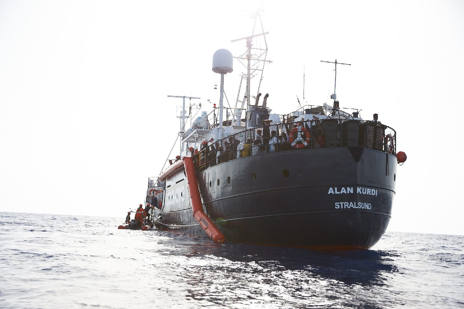 Kikötési engedélyt kapott Olaszországtól egy migránsokat szállító német hajó