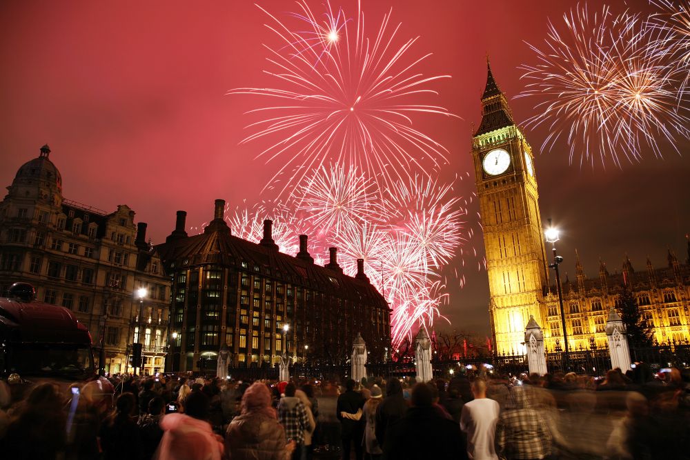 Százezrek köszöntötték az újévet a brit nagyvárosokban