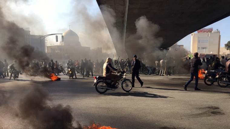 Tüntetők és rendőrök csaptak össze Teheránban
