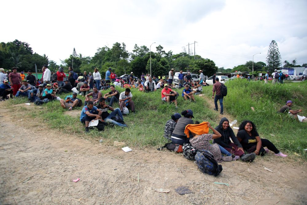 Kisebb csoportokban lépték át a mexikói határt az Egyesült Államokba tartó migránsok