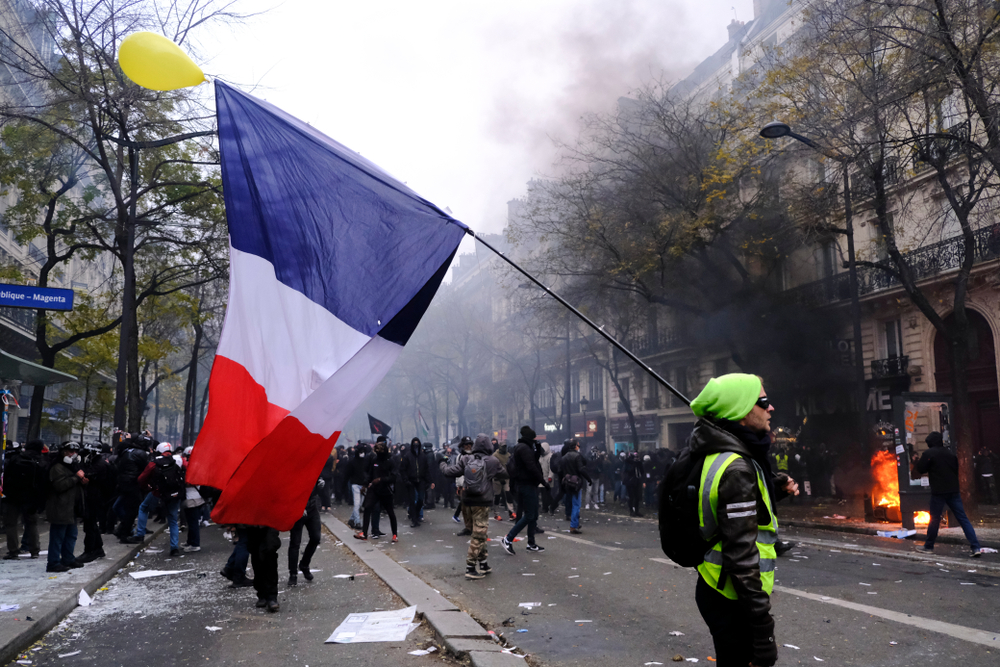 Fáklyás tiltakozó felvonulásokat tartottak Franciaországban