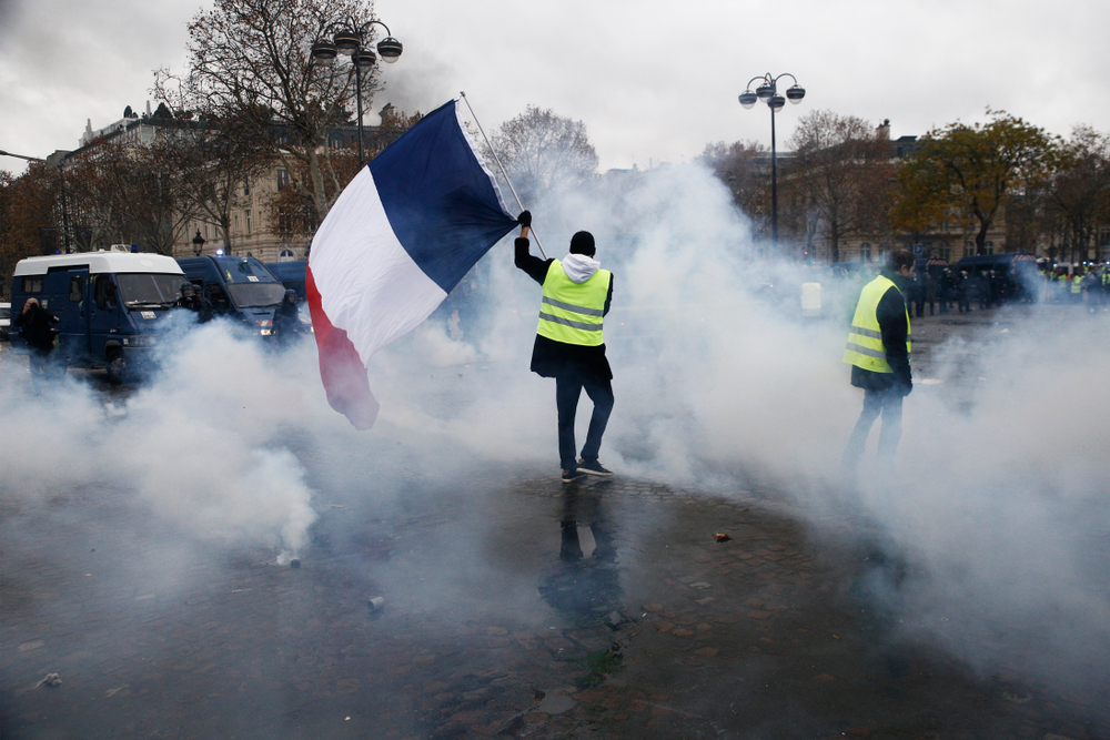 Megtiltották Franciaországban az egyik könnygázgránát használatát