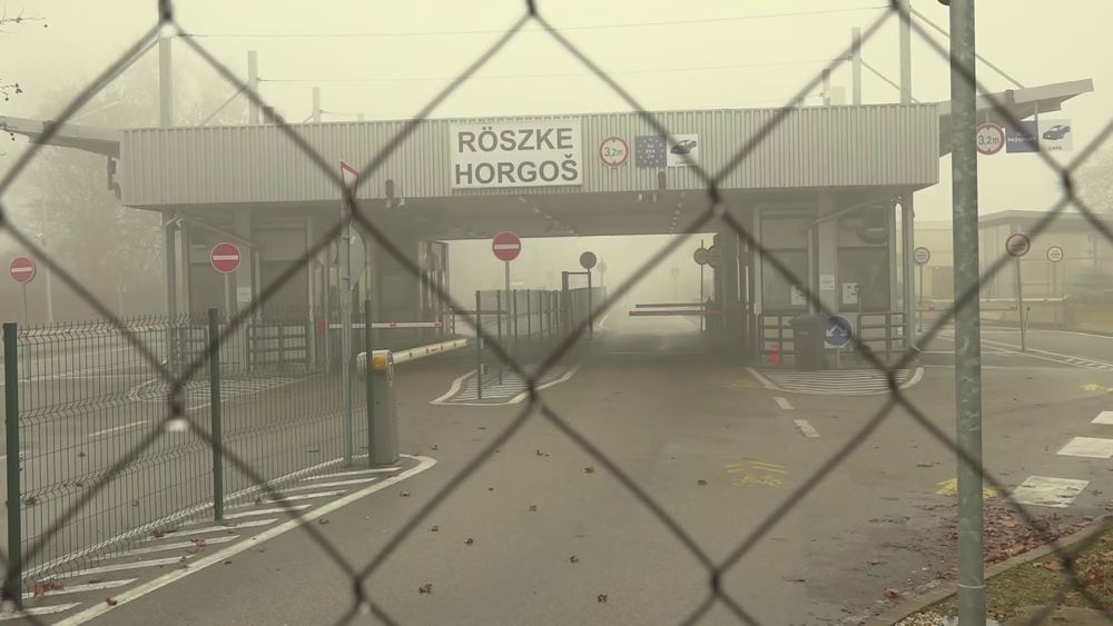 Megpróbálták áttörni a kerítést Röszkénél a migránsok, figyelmeztető lövések is dördültek