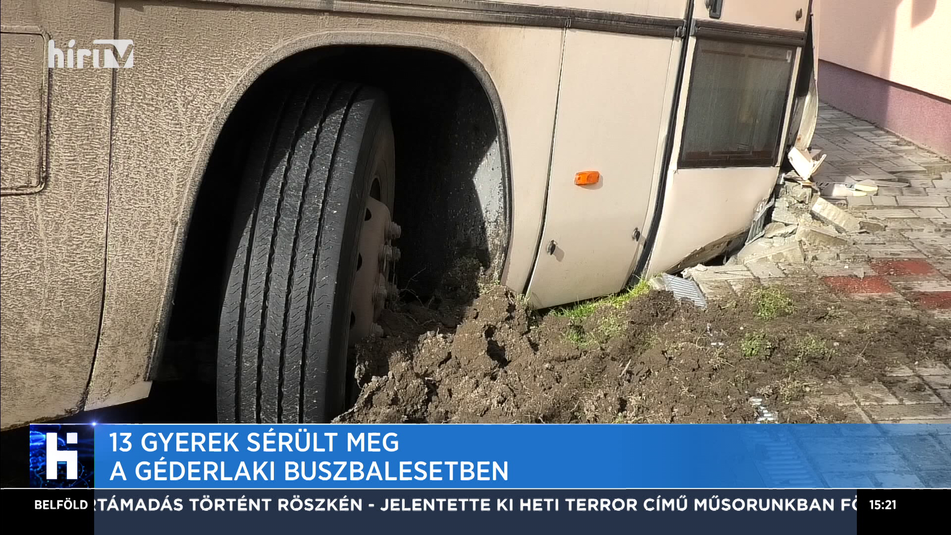 13 gyerek sérült meg a géderlaki buszabelesetben