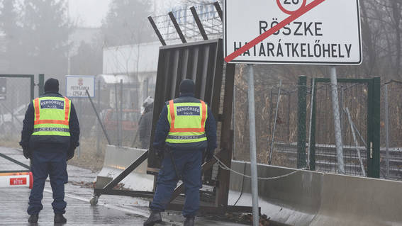 Egy év börtönre ítélték a röszkei átkelőnél elfogott migránsokat