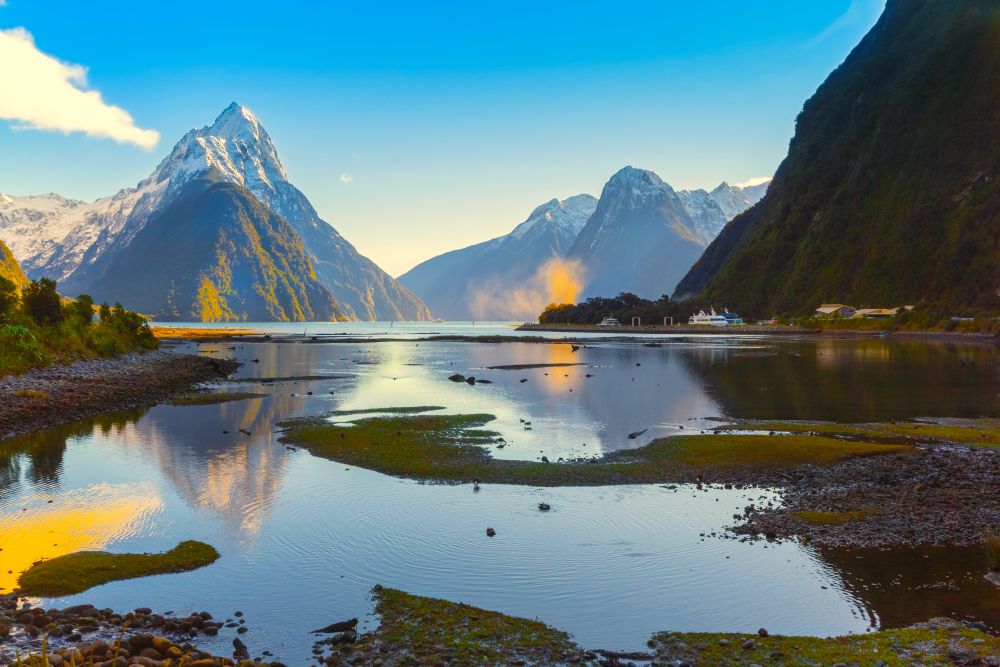 Új-Zélandon mintegy 200 turista ragadt egy fjord fogságában