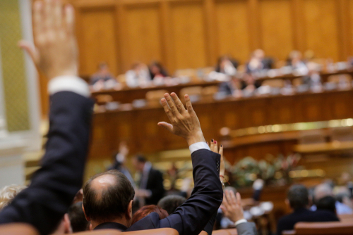 Szerdán szavaz a román parlament a PSD és az RMDSZ bizalmatlansági indítványáról
