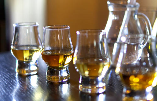 Elárverezik a világ legnagyobb whisky magángyűjteményét