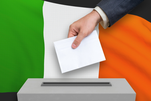 A baloldali nacionalista Sinn Fein Párt az ír választás esélyese