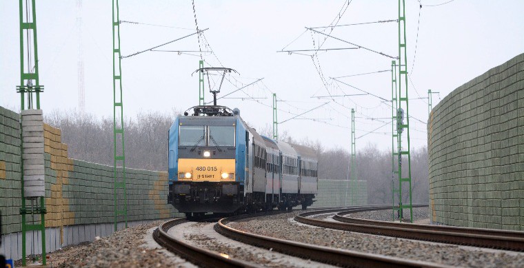 Nagyszeben közelében kisiklott a Budapestre tartó Fogaras nemzetközi gyorsvonat mozdonya