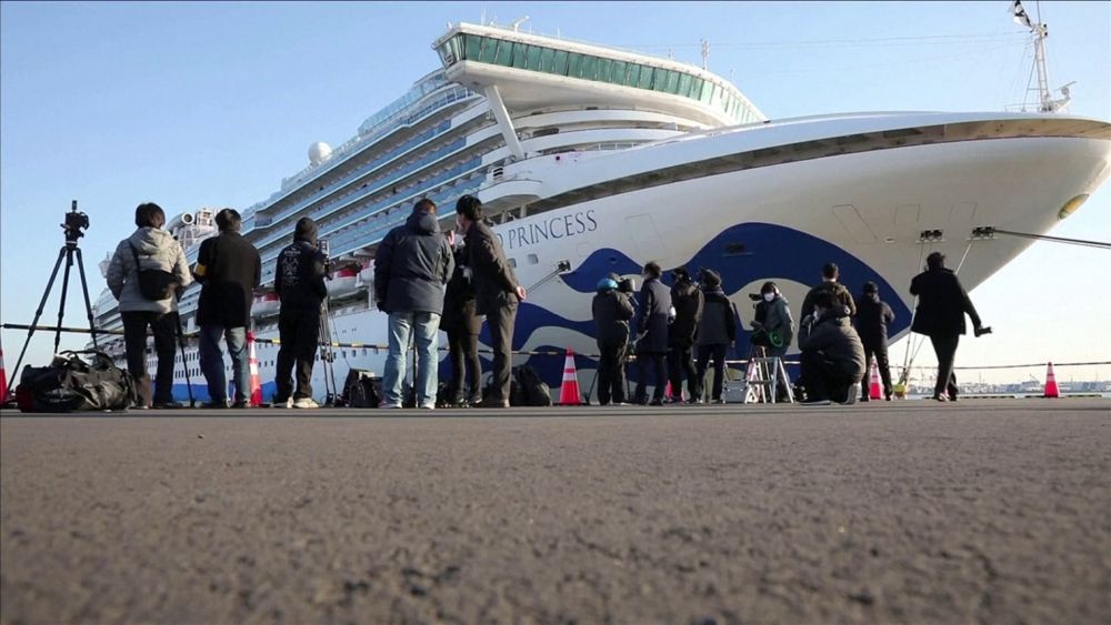 A japán partoknál veszteglő hajón tovább nőtt a koronavírusos betegek száma