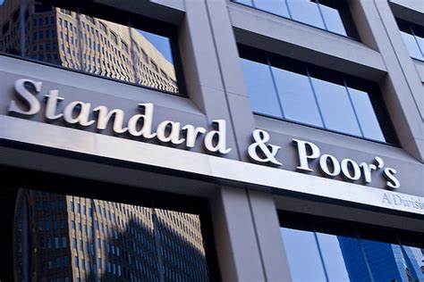 Pozitívra javította a magyar államadós-osztályzat kilátását a Standard & Poor's