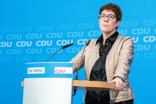 Rendkívüli elnökválasztó kongresszust tart a CDU áprilisban