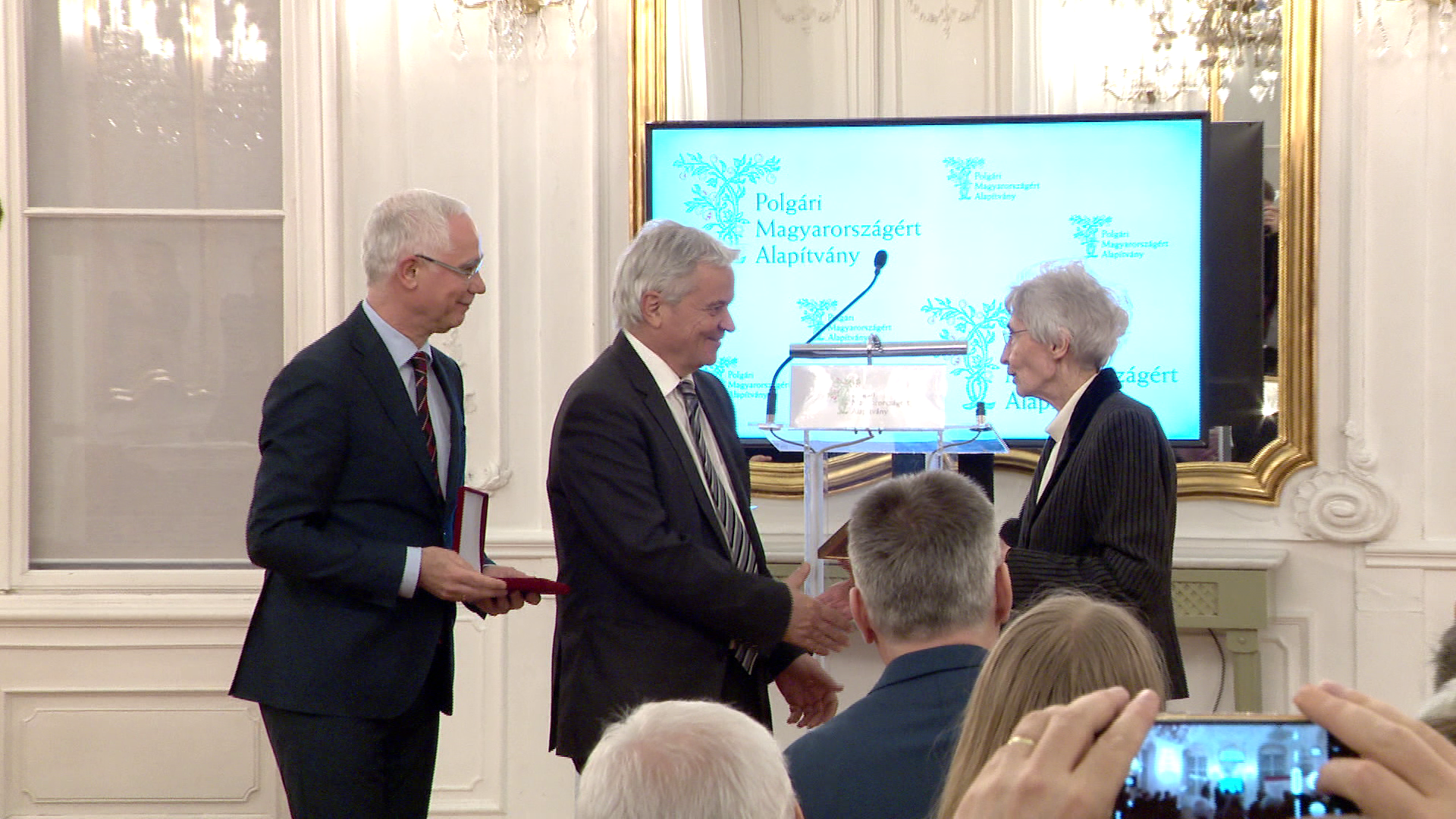 Csókay András kapta a Polgári Magyarországért kitüntetést