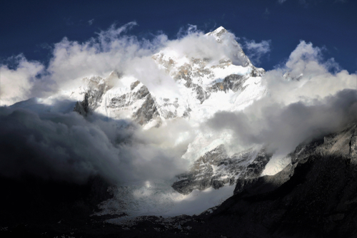 Erős havazás miatt felhagytak a Mount Everest megmászásával a nepáli serpa hegymászók