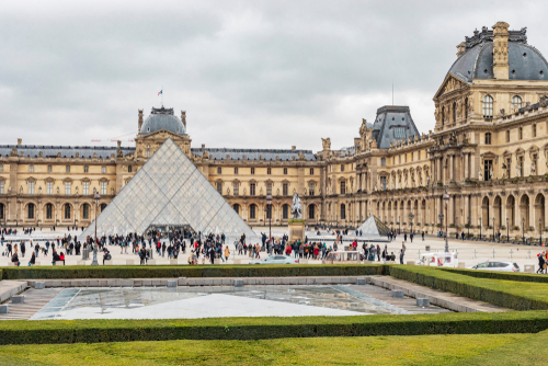 Nem nyitott ki vasárnap a párizsi Louvre