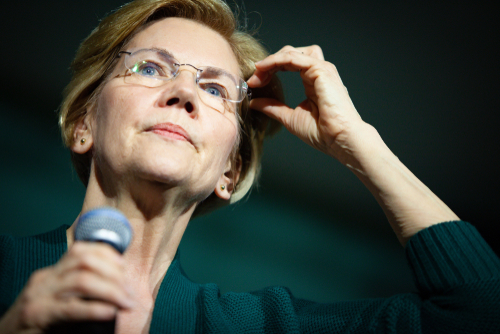 Elizabeth Warren is visszalép az elnökjelöltségért folyó harcból