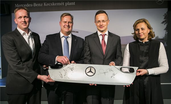 Szijjártó: 50 milliárd forintos beruházást valósít meg Kecskeméten a Mercedes-Benz