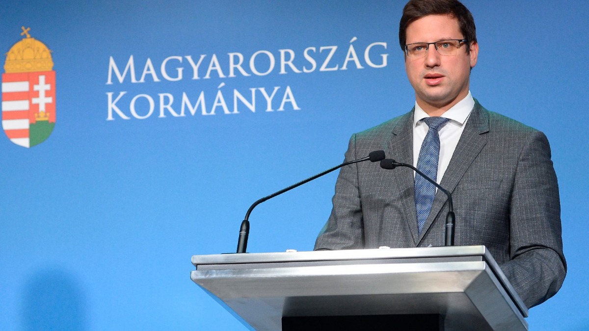 Gulyás Gergely: Fenn kell tartani a munkaviszonyokat