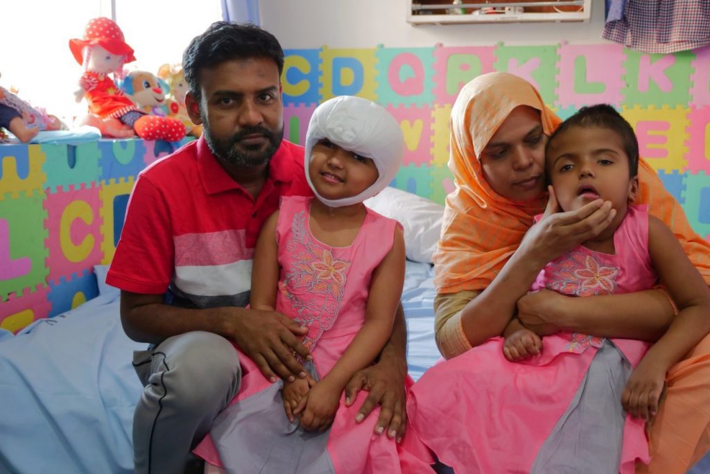 Hazatértek és felveszik a harcot a koronavírussal a bangladesi sziámi ikreken segítő magyar orvosok