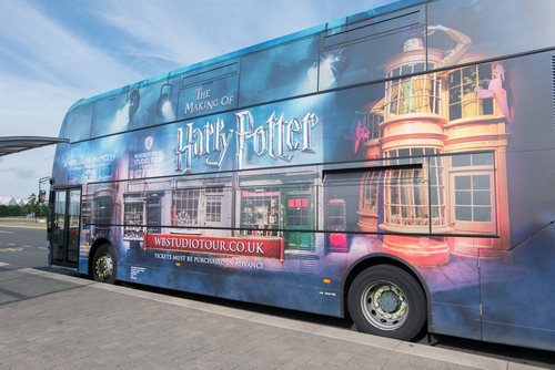 Harry Potter-buszokkal szállítják ingyen egy angol kórház dolgozóit