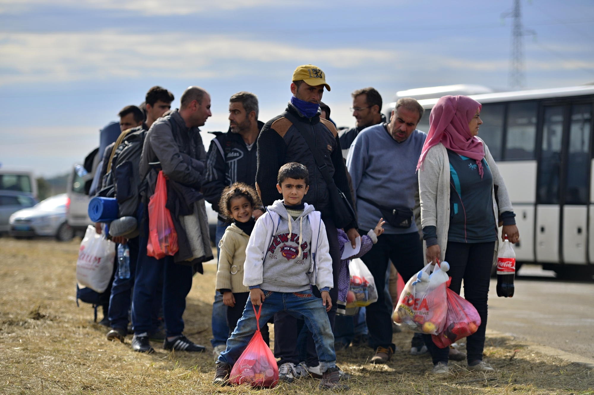 Több ezer menedékkérőt szállítanak az égei-tengeri szigetek táboraiból a görög szárazföldre