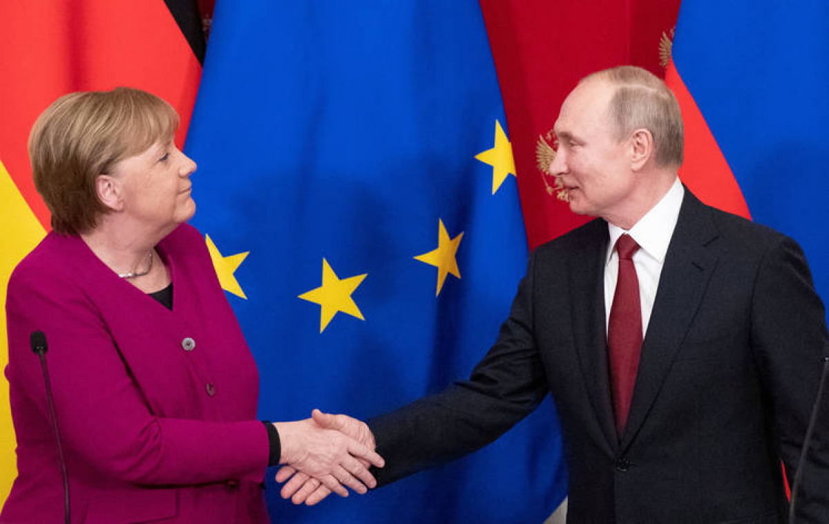 Putyin és Merkel a járvány elleni küzdelemről és az olajpiacról tárgyalt