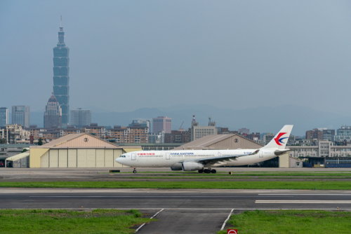 Tajvan betiltotta a tranzit utazásokat és korlátozta a közvetlen légijáratokat Kínával