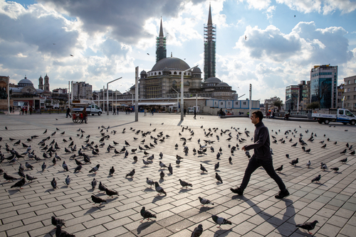 Törökország május végéig fenntartja a nagyvárosokban a hétvégi kijárási tilalmat