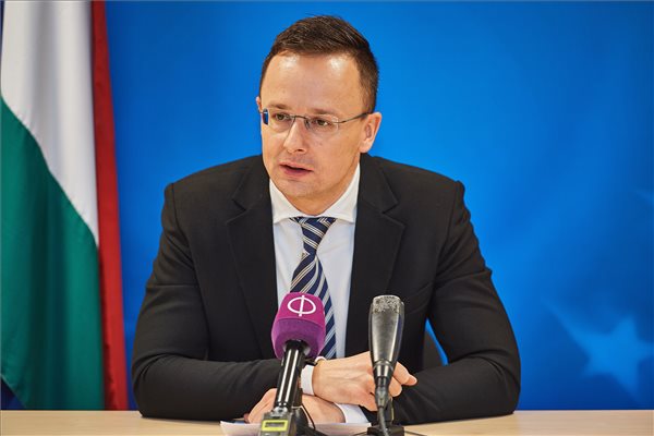 Szijjártó: Adjon több tiszteletet a magyaroknak Románia elnöke!