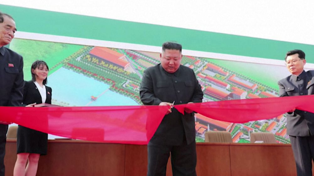 Hírügynökségi jelentés szerint Kim Dzsong Un megjelent egy gyáravatón