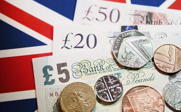 Két százalékkal csökkent a brit GDP az első negyedévben