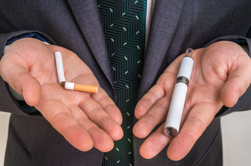 Az ízesített elektronikus cigaretta és utántöltő folyadék sem forgalmazható tovább Magyarországon