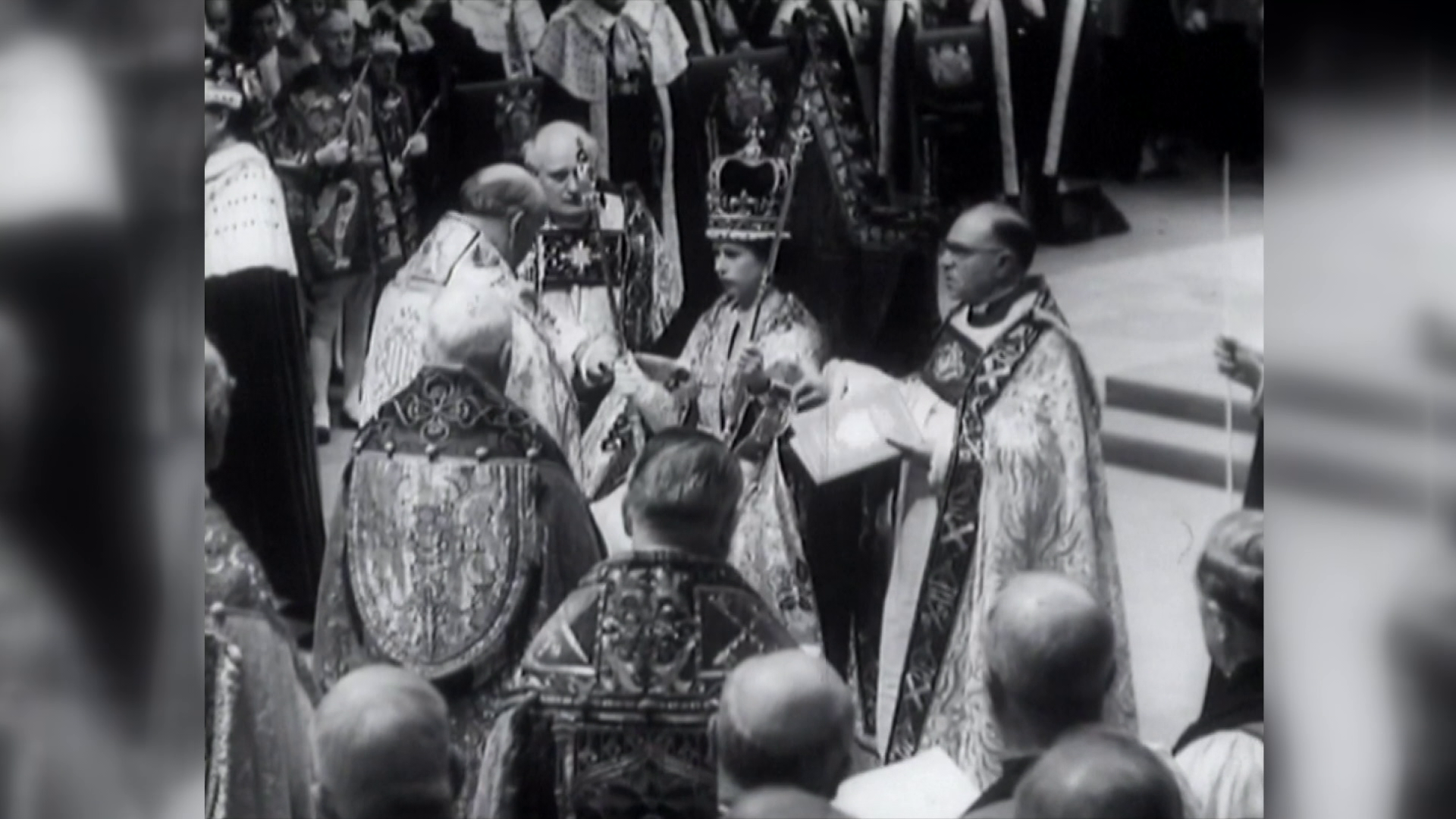 67 éve koronázták meg II. Erzsébetet