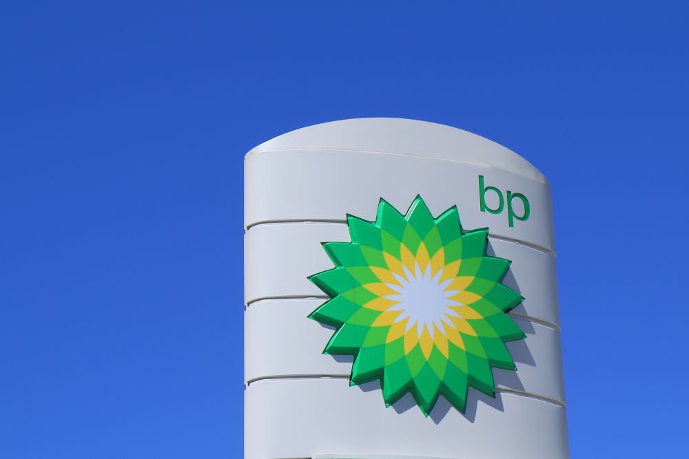 A BP közel 10 ezer dolgozójától válik meg