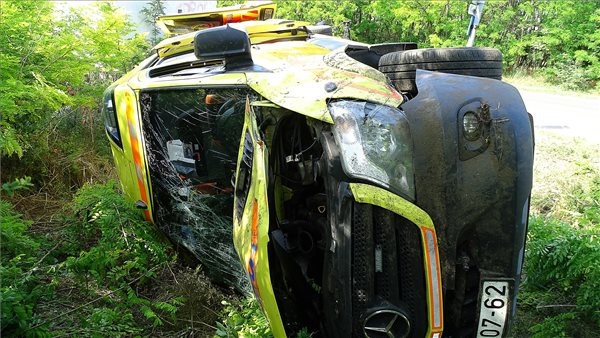 Felborult egy balesethez tartó mentőautó Lajosmizsénél