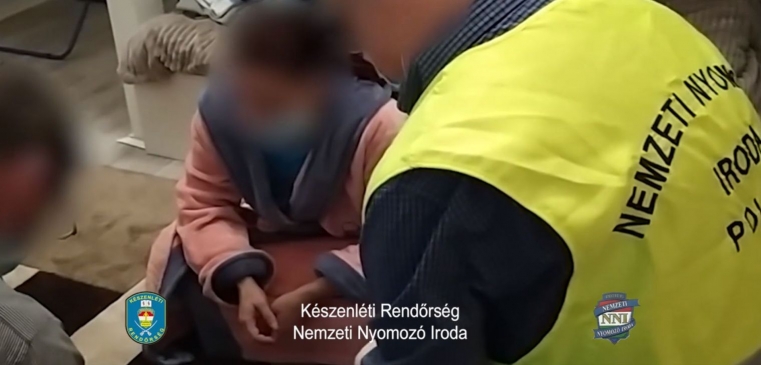 Budapesti nő irányította a migránsokat csempésző sofőrt