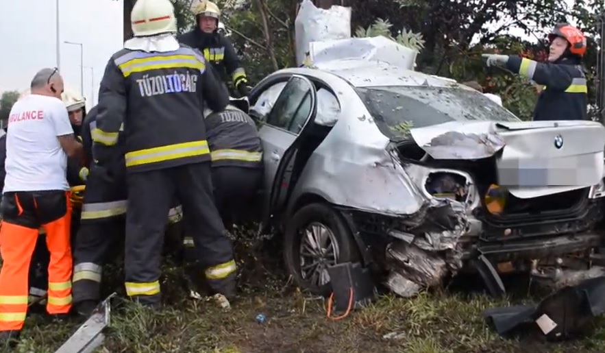Súlyos baleset a IX. kerületben: csak roncs maradt a BMW-ből + videó