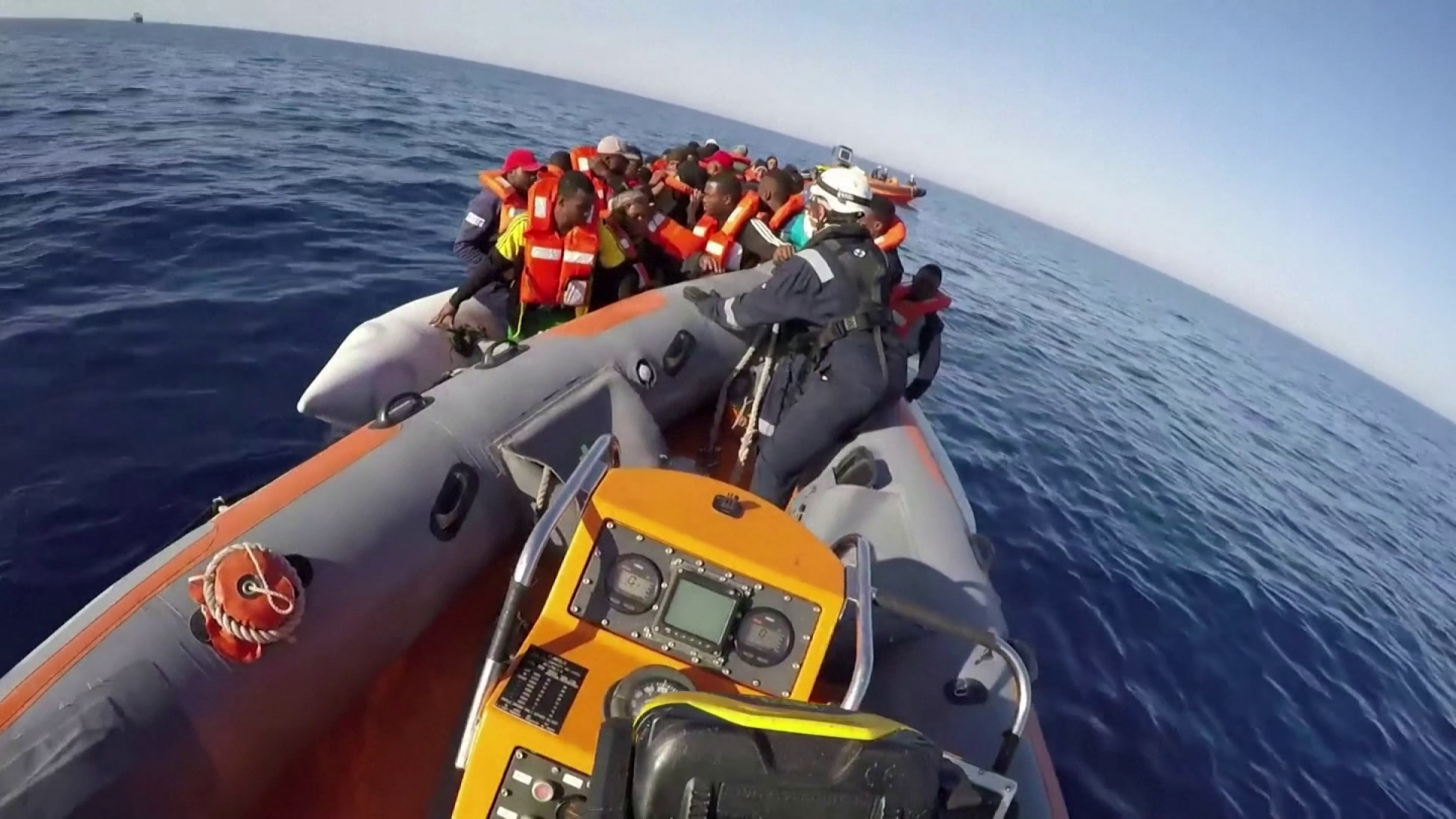 Bevándorlókat mentettek a tengeren, menekülő migránsok borultak fel egy autóval