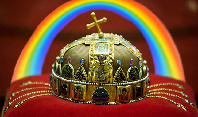 Feljelentették a Pride-ot a Szent Korona meggyalázása miatt