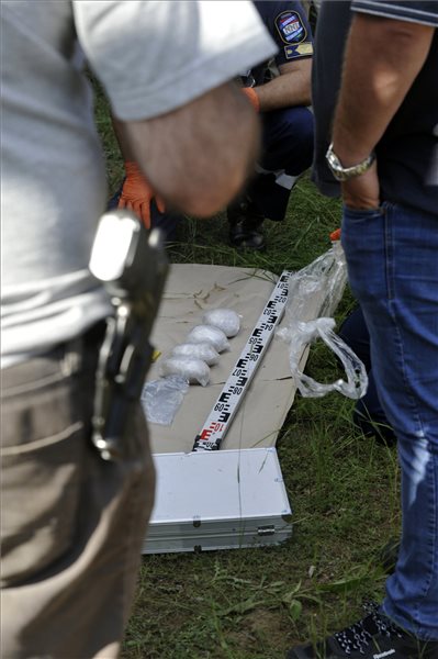 Nagy mennyiségű kábítószergyanús anyagot talált a rendőrség egy kertben elásva