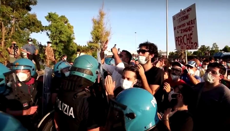 Erőszakos tüntetők támadtak Salvinire