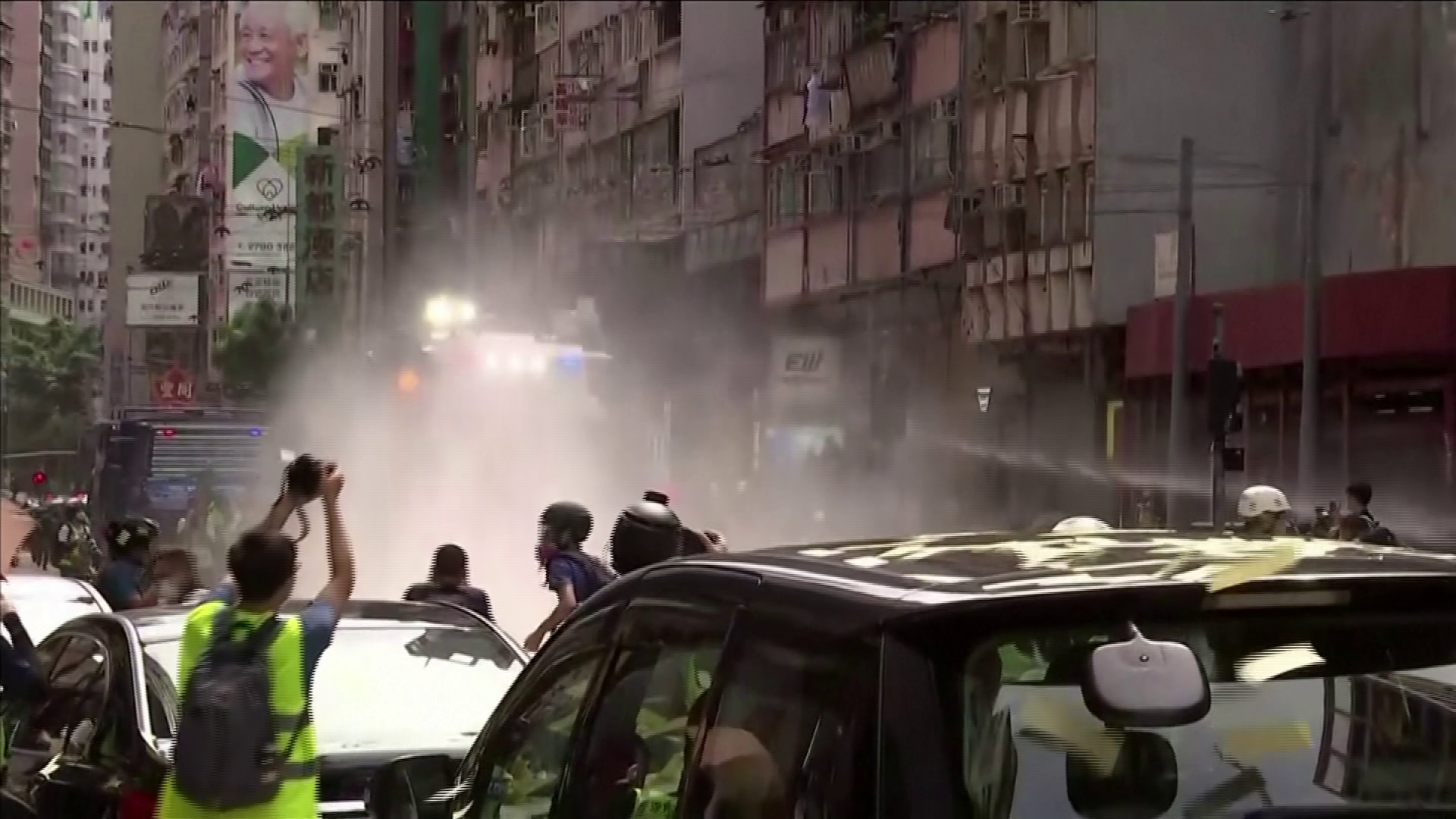 Ünnep tüntetésekkel Hongkongban