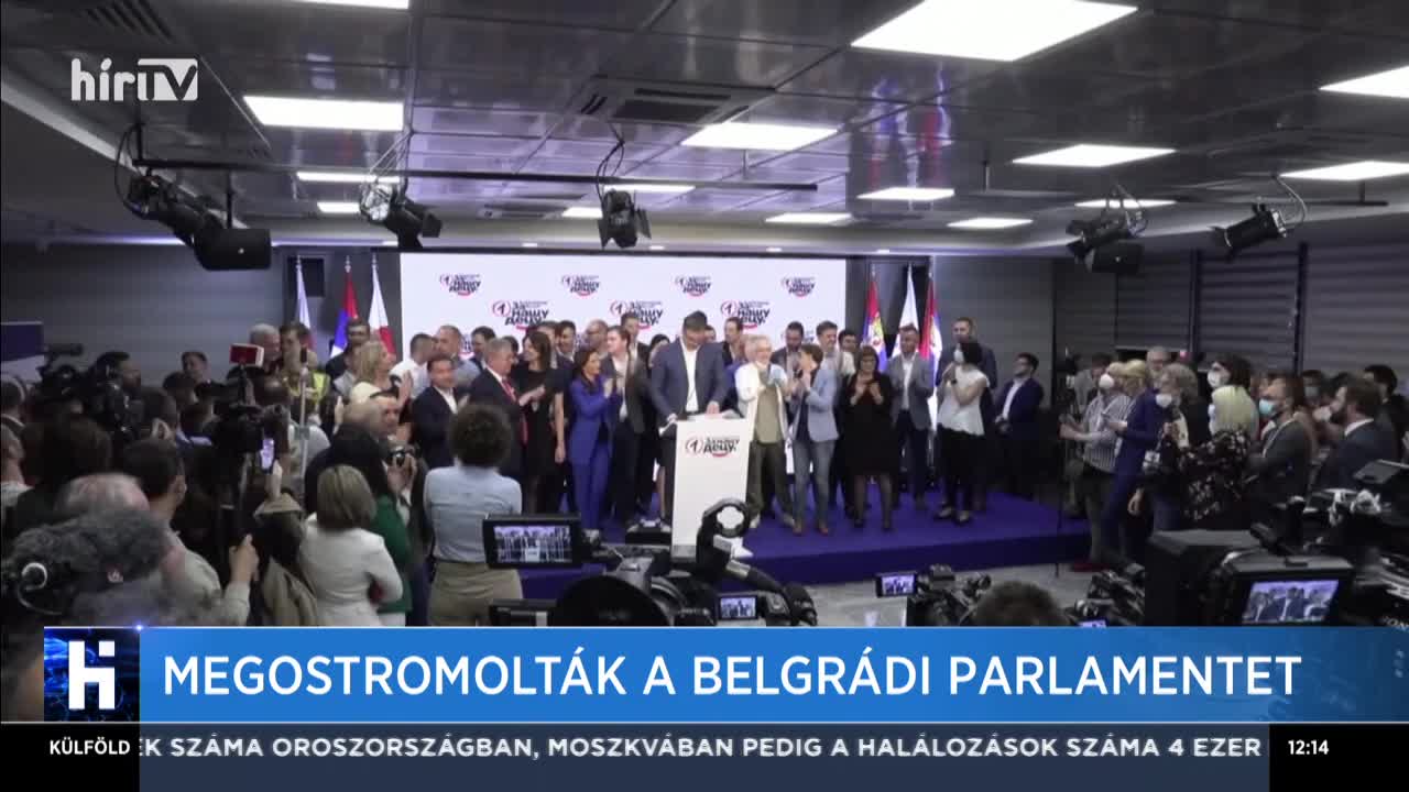 Megostromolták a belgrádi parlamentet