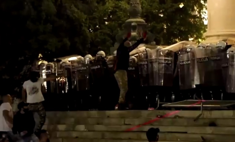 Belgrádban több százan próbáltak meg behatolni a parlament épületébe