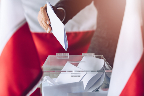 Megnyíltak a szavazóhelyiségek a lengyelországi elnökválasztás második fordulóján