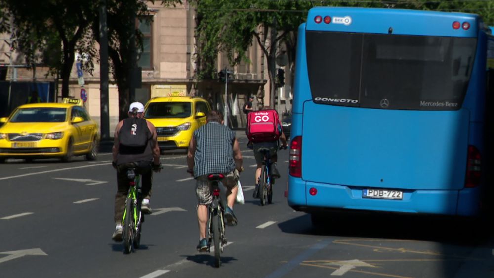 A kerékpársávon közlekednek a pótlóbuszok
