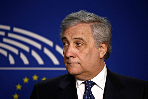Tajani: Zárják le a földközi-tengeri és balkáni migrációs határokat!
